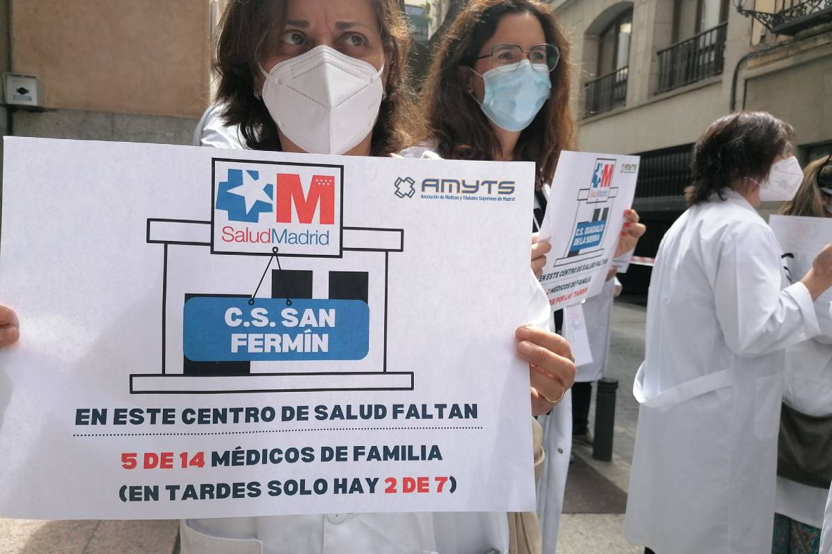 Delegados de Amyts denuncian ante la ConsejerÃa de Sanidad de Madrid el estado de las plantillas en los centros de salud. Foto: AMYTS